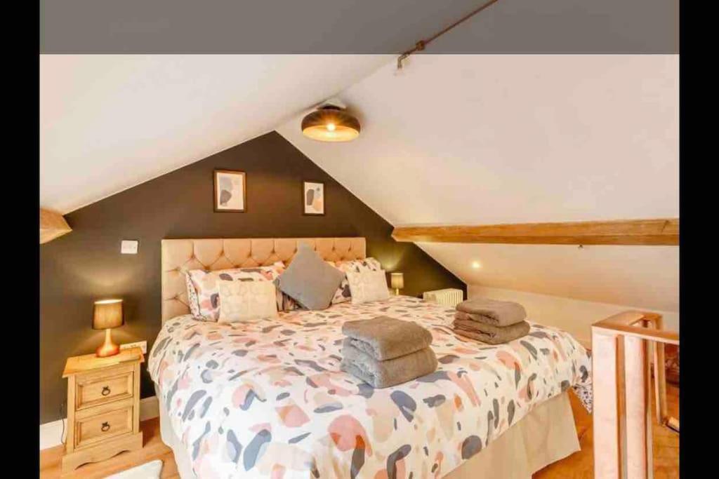הוילה וולשפול Tank Barn At Brook House, Nestled In The Welsh Hills, A Delightful Retreat מראה חיצוני תמונה