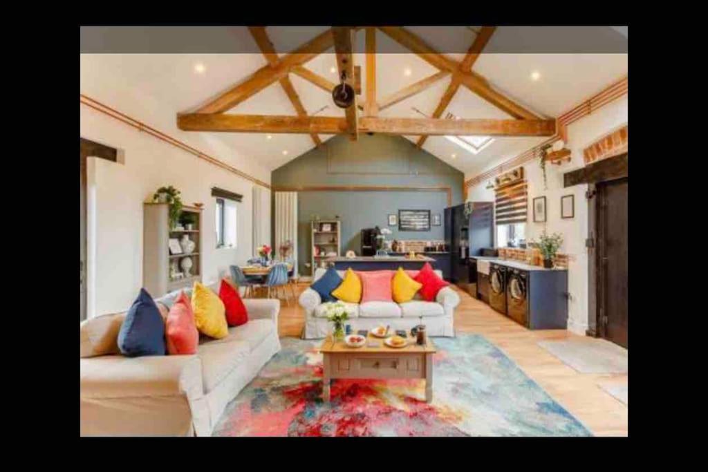 הוילה וולשפול Tank Barn At Brook House, Nestled In The Welsh Hills, A Delightful Retreat מראה חיצוני תמונה